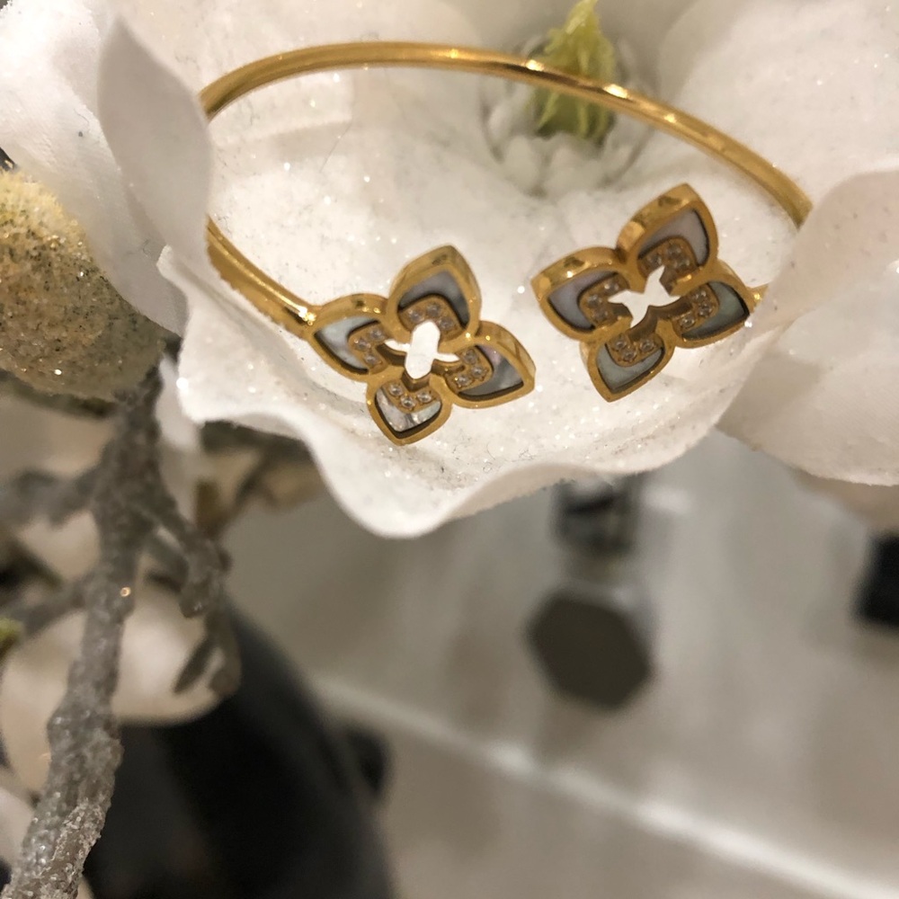 NIP! Beautiful! Avixee Flower Bracelet